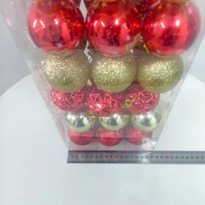 Vista detallada del juego de bolas de Navidad en caja transparente con referencia.
