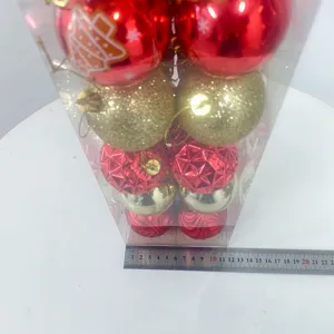 Primer plano de bolas de Navidad coloridas en tubo cilindrico transparente con regla.