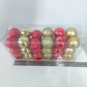 Set de bolas de Navidad rojas y doradas en caja transparente con una vista detallada