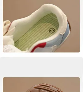 Baskets de course pour enfants avec mesh respirant et semelle extérieure antidérapante.