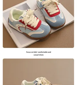 Gros plan sur les baskets de loisirs pour enfants, semelle souple, design rétro élégant.