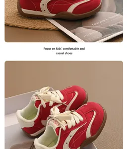 Baskets casual pour enfants en détail, chaussures de sport rétro rouge et blanc antidérapantes.