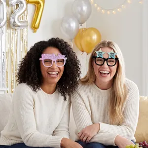 Gros plan sur les accessoires photo de lunettes en papier pour la fête du Nouvel An.