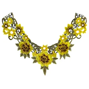 Gedetailleerd overzicht van de prachtige gele en bruine bloemen kanten kraag applicatie.