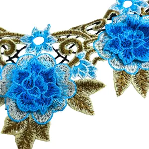 Detail van blauwe bloemen borduurwerk kant kraag applique in elegante etnische stijl.
