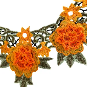 Close-up detail van etnische stijl oranje bloemen kant kraag borduurwerk appliques, hol.