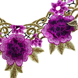 Gedetailleerd overzicht van kleurrijke geborduurde kantkraag applicatie met paarse bloemen.