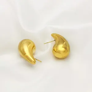 Detailansicht stilvoller goldener Ohrringe aus Edelstahl mit unregelmässigen Tropfen, chic.