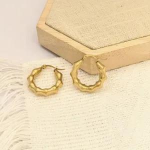 Edelstahl Bambus Creolen Detailansicht, retro goldfarben geometrischer Schmuck für Damen.