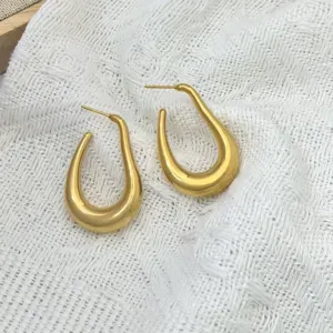 Goldene Edelstahl Tropfen Creolen, minimalistisches U-förmiges geometrisches Ohrring Detail.