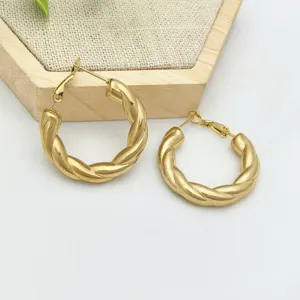 Elegante goldene gedrehte Creolen für Damen, Vintage Edelstahl Schmuck Accessoire Geschenk.