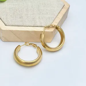 Klobige goldene Creolen aus Edelstahl, schlichtes minimalistisches Design für den Alltag.