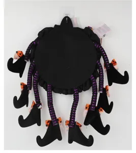Halloween Hängende Spinnen Dekoration mit gestreiften Beinen und Hexenstiefeln für Party.