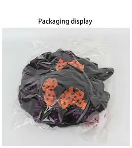 Halloween Spinnen Stoff Dekoration Verpackungsdetail, lila und orange Akzente.