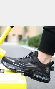 Detalle de zapatos de seguridad con malla transpirable y puntera de protección fuerte.