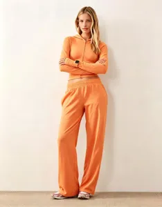 Donna primavera casual felpa con cappuccio arancione e pantaloni lunghi tuta dettaglio.
