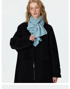 Dettaglio di sciarpa invernale azzurra in maglia, foulard morbido e caldo stile casual