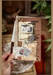 Gedetailleerd overzicht van de retro speciaal papier dagboek pagina met postzegels en teksten.
