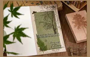 Detail van het notitieboek van speciaal papier met vintage boomaanbieding en mistig design.