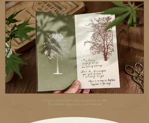 Vintage stijl notitieboek detailopname met botanische boomillustratie en speciale papiertextuur.