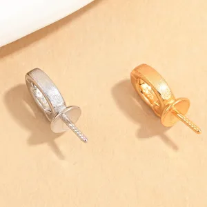 Gros plan détail de bélière pendentif en argent S925 givré pour création bijoux DIY.