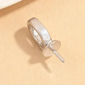 Détail bélière pendentif argent, texture givrée avec tige filetée pour bijoux DIY.