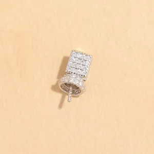 Primo piano dettagliato di una chiusura per ciondolo in argento con zirconi per bigiotteria.