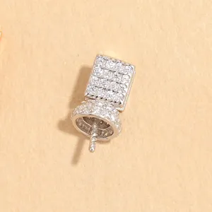 Primo piano dettagliato del connettore pendente quadrato in argento S925 zircone per gioielli.