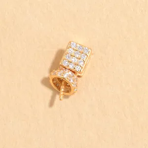 Dettaglio ravvicinato del connettore per ciondolo perla zircone quadrato per bigiotteria fai da te.
