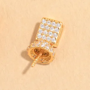 Primo piano dettaglio del connettore pendente quadrato in zircone micro-incastonato per gioielli DIY.