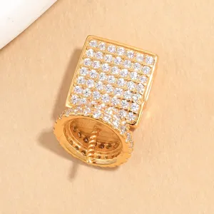 Dettaglio gancio pendente in zircone pavé dorato, componenti per collana braccialetto fai da te