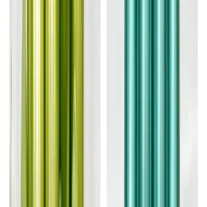 Détail de ballon vert, design à rayures verticales, couleur de forêt vibrante, déco de fête.