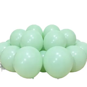 Ensemble de ballons en latex vert pour décorations de fête d'anniversaire et événements.