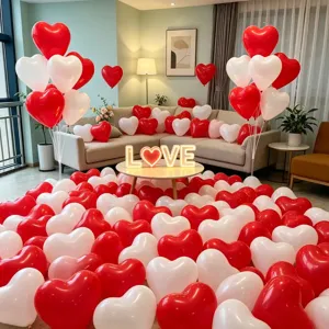 Rode en witte hartvormige ballonnen voor romantische huwelijksaanzoeken en verjaardagen.