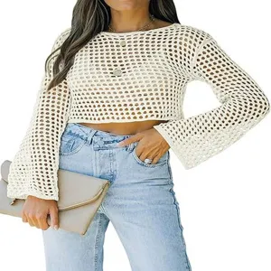 Detalle de primer plano crop top corto de ganchillo beige con mangas acampanadas.