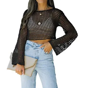 Vista detallada del crop top de punto de malla de manga larga negro para mujeres.