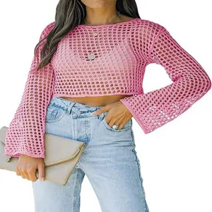 Suéter crop top de manga larga de ganchillo de malla rosa para mujer estilo casual chic.