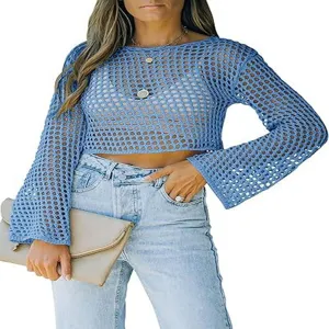 Primer plano detallado del crop top de punto azul calado, destacando su textura de malla fina.