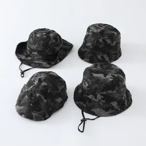 Ensemble de chapeaux de pêcheur et bérets camouflage rétro et usés pour enfants au printemps.