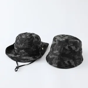Chapeau bob camouflage vieilli avec cordon de serrage réglable, style grunge vintage.