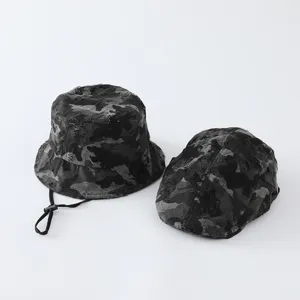 Ensemble chapeau bob et béret camouflage rétro usé, casquette vintage décontractée.