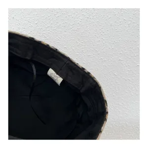Détail de la doublure intérieure du béret enfant imprimé léopard tissu doux et joli étiquette.