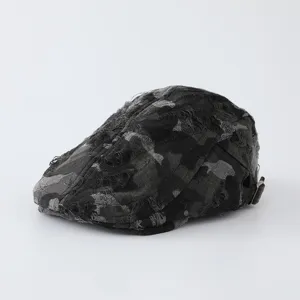 Vue détaillée de la casquette plate camouflage vintage pour enfants, style rétro unique.