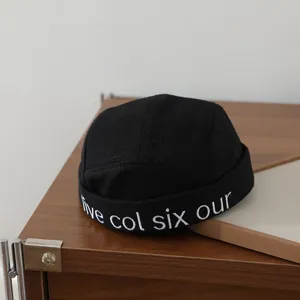 Schwarze Baumwolle Mütze ohne Schirm mit weißer Stickerei, retro Sailor Docker Cap für Mode.