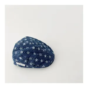Detail béret denim lavé étoiles enfant, style rétro tendance design casquette automne mode.