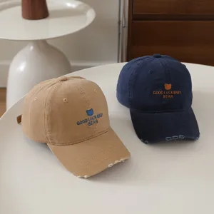 Cappellino da baseball per bambini dettaglio con ricamo di orsetto e visiera curva