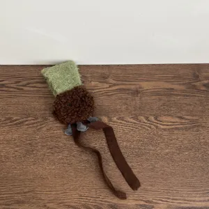 Detail winter oorbeschermers voor kinderen, schattig pluche gebreid design met lange touwen.