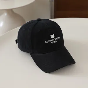 Cappellino da baseball nero usurato con ricamo di orsetto carino e design elegante.