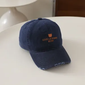 Cappellino da baseball blu scuro per bambini con ricamo di orsetto e visiera effetto usato.