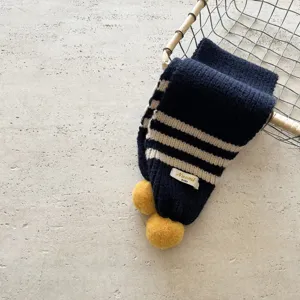 Sciarpa a righe in maglia per bambini con pon pon gialli, comodo scaldacollo invernale dettaglio.